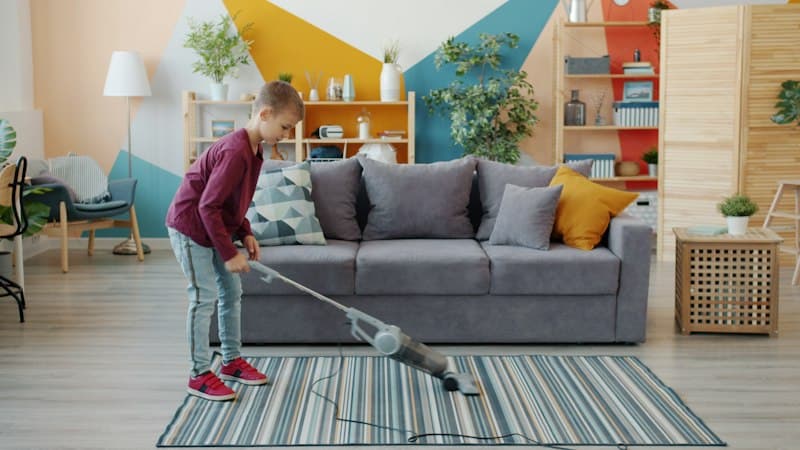 Niño ayudando en casa