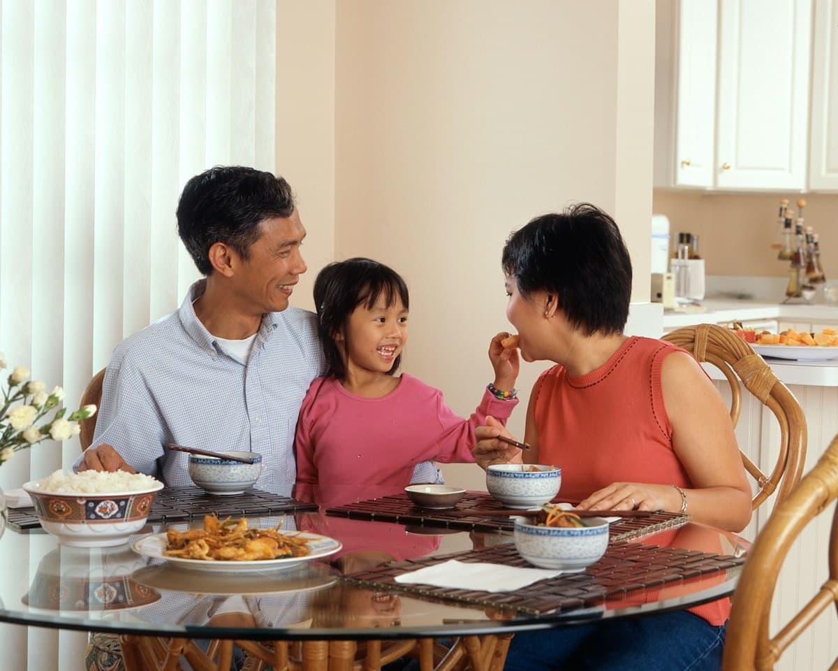 Familia conversando alrededor de la mesa
